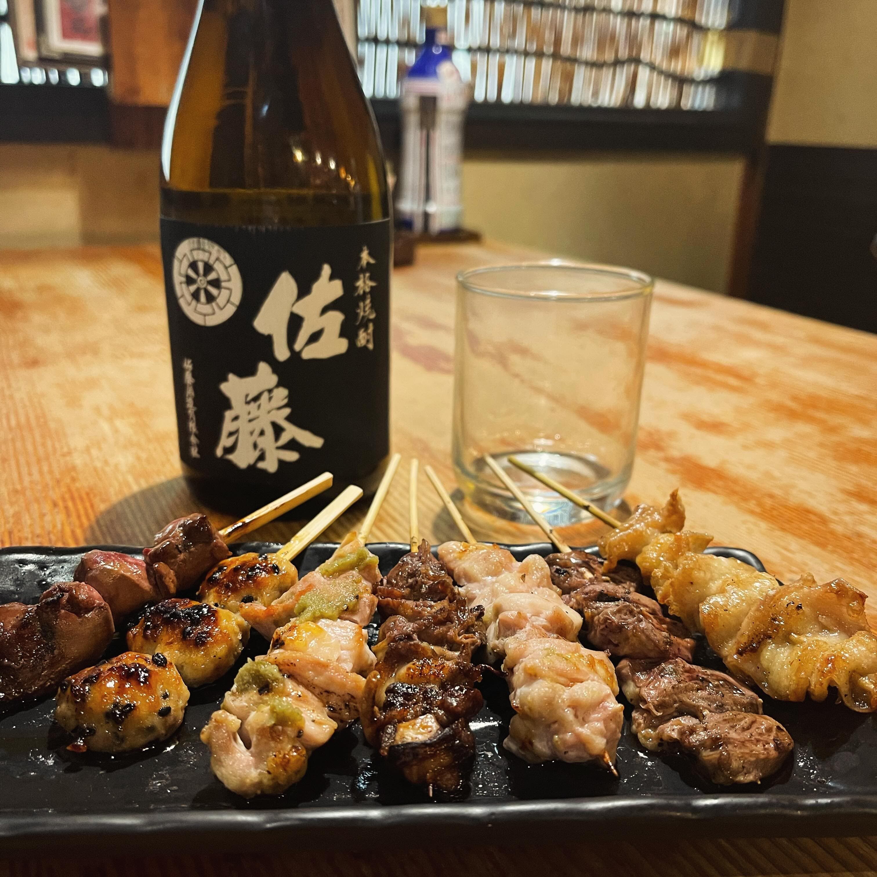 香ばしく焼き上げた串焼きと、本格焼酎。越亭弥彦で楽しむ一皿と一杯。